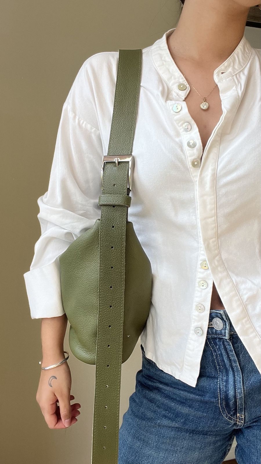 Cartera Victoria Verde Oliva – cruzada, detalle de la correa y hebilla