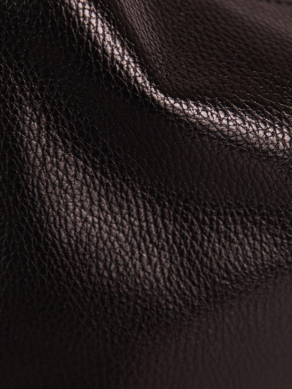 Detalle de textura de cuero graneado natural: guía de cuidados de cuero y gamuza