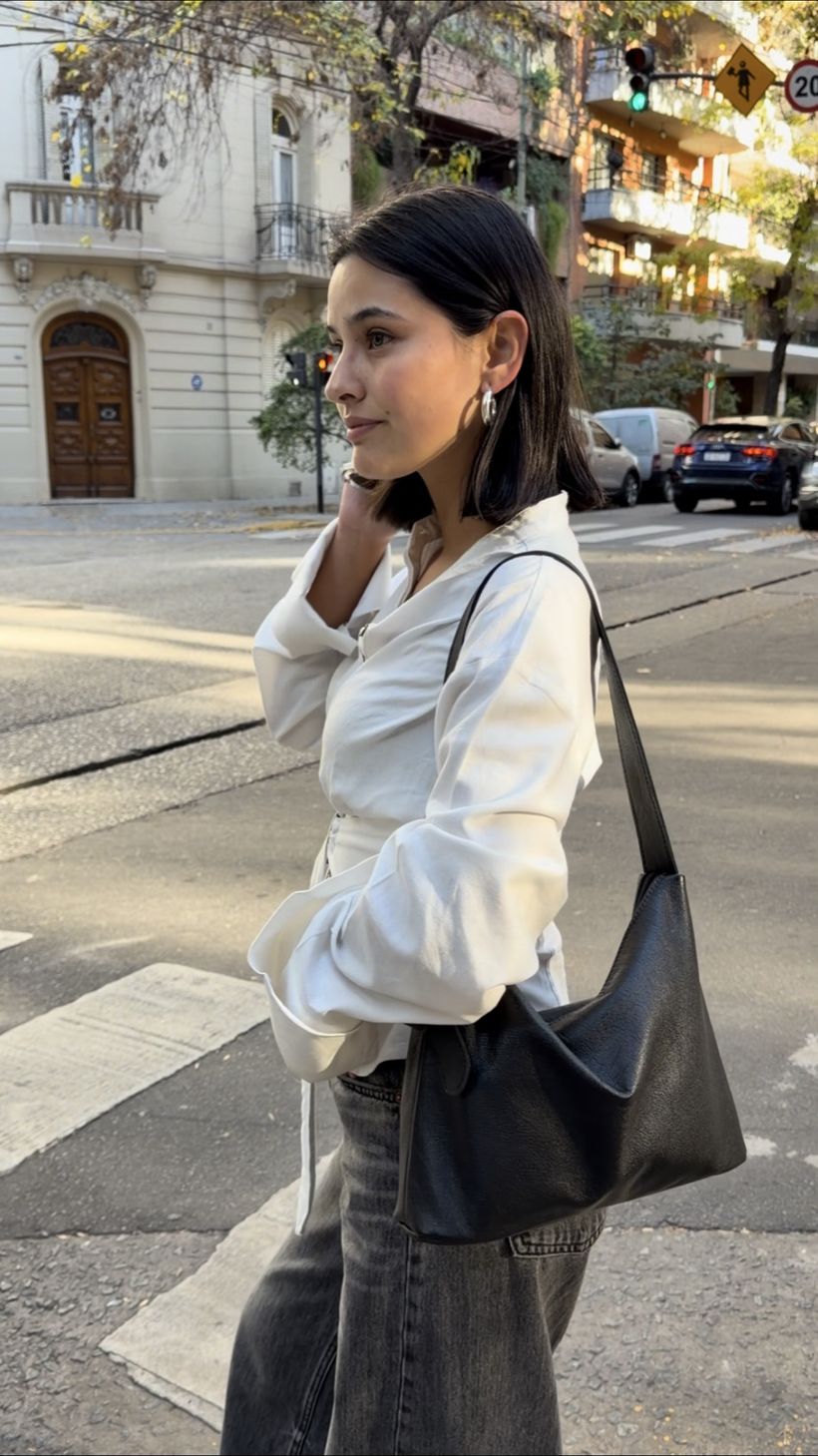 Cartera Victoria Negro puesta en la calle: guía para elegir una cartera de cuero de uso diario